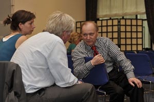 Jeroen Sprenger (rechts) in gesprek voorafgaand aan het debat (foto: Richard van Elferen)