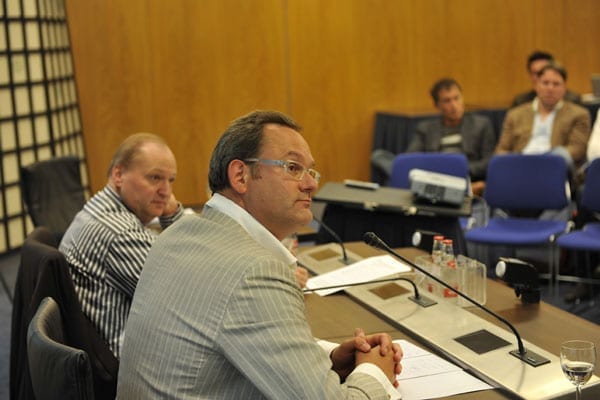 Rob Punselie (voorgrond) en Jeroen Sprenger tijdens het debat (foto: Richard van Elferen)