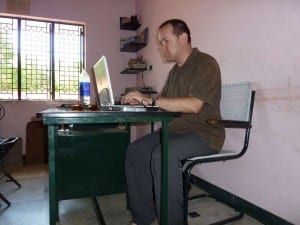Aart-Jan op zijn werkplek in India