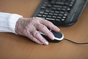 Bejaarde achter computer