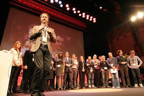 Het gehele TEDxAmsterdam op het podium, wordt bedankt door organisator Jim Stolze