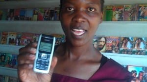 mobiel geldovermaken in een cdwinkel in de sloppenwijk van Nairobi
