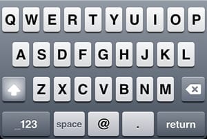 Het e-mail keyboard van een iPhone met toetsen die specifiek zijn voor e-mailadressen