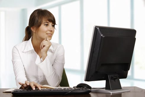 Vrouw achter computer