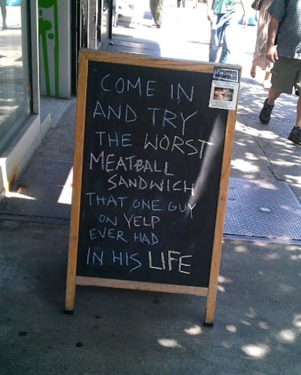 Straatbord met anti-reclame die toch nieuwsgierig maakt Bron: https://www.huffingtonpost.com/2012/06/28/yelp-worst-meatball-sandwich_n_1633755.html