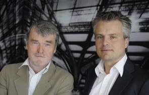 Henk Steenhuis en Joris Luyendijk in 'Iedereen Journalist' - Foto door Wim Bos