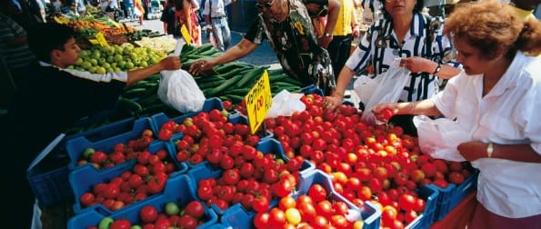 fresh fruit and vegetables for sale on the 'Haagse Markt'