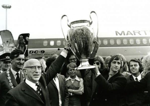 Ajacieden komen op 1 juni 1973 op Schiphol aan na de derde gewonnen Europa Cup 1 op rij. (foto ajax archief)