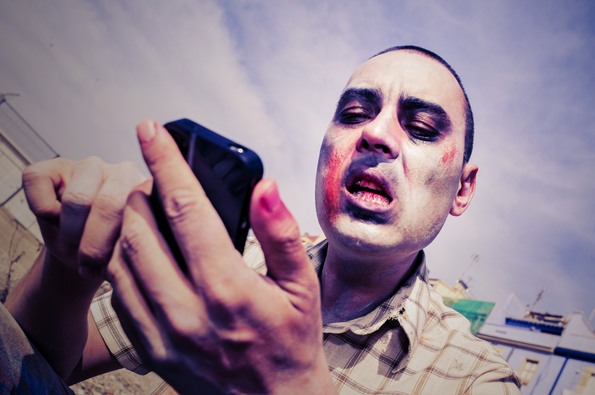 zombie met een smartphone
