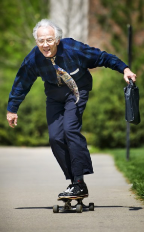 Oude man op een skateboard