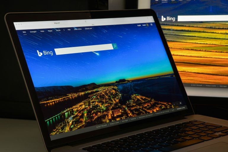 Twee schermen Bing laptop