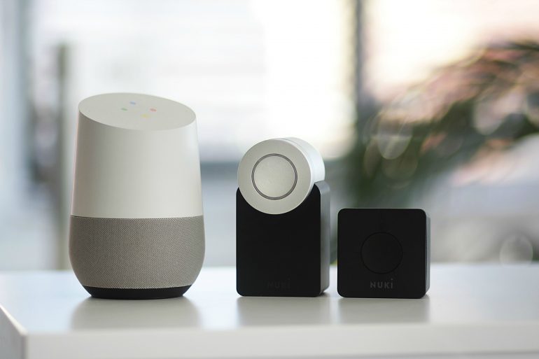 Afbeelding van Google Home speakers voor voice marketing.