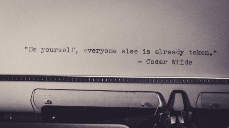 Foto van typemachine met citaat van Oscar Wilde dat toepasselijk is bij een sollicitatiegesprek.