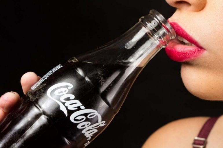 vrouw die coca cola drinkt