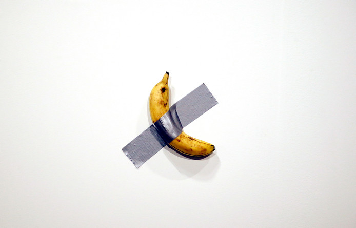 Foto van het kunstwerk van kunstenaar Maurizi Cattelan: de banaan.