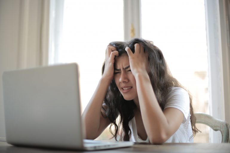 Vrouw gefrustreerd achter laptop