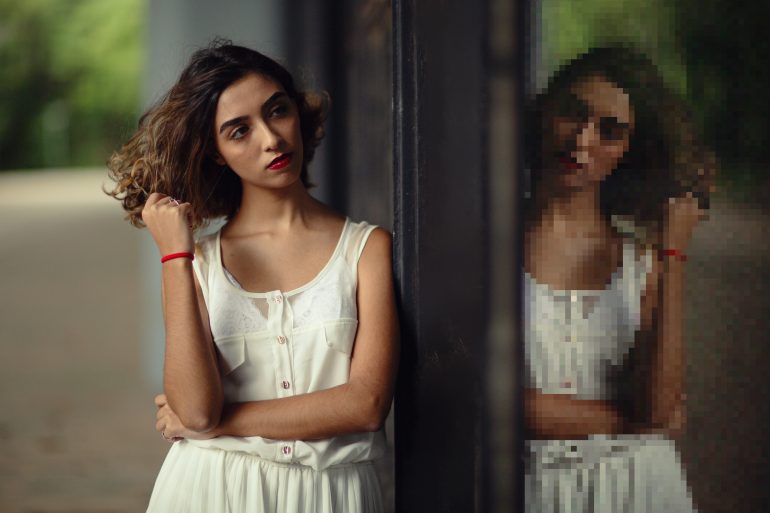 Foto van vrouw met een pixelig spiegelbeeld