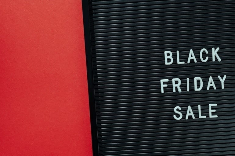 Black Friday sale op een bord.