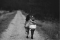 Emotionele content, twee kinderen lopen samen over een pad