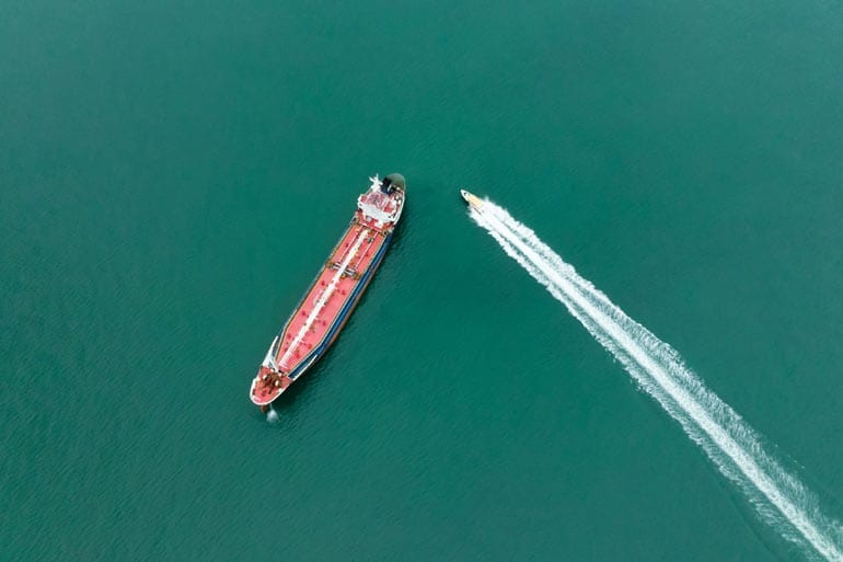 Wendbaarheid van een grote tanker versus een speedboot.