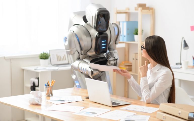 Redacteur en robot werken samen op redactie van 2030