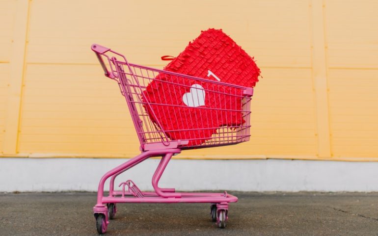 Roze winkelwagen met Instagram likebutton ter illustratie van social commerce als socialmedia-trend