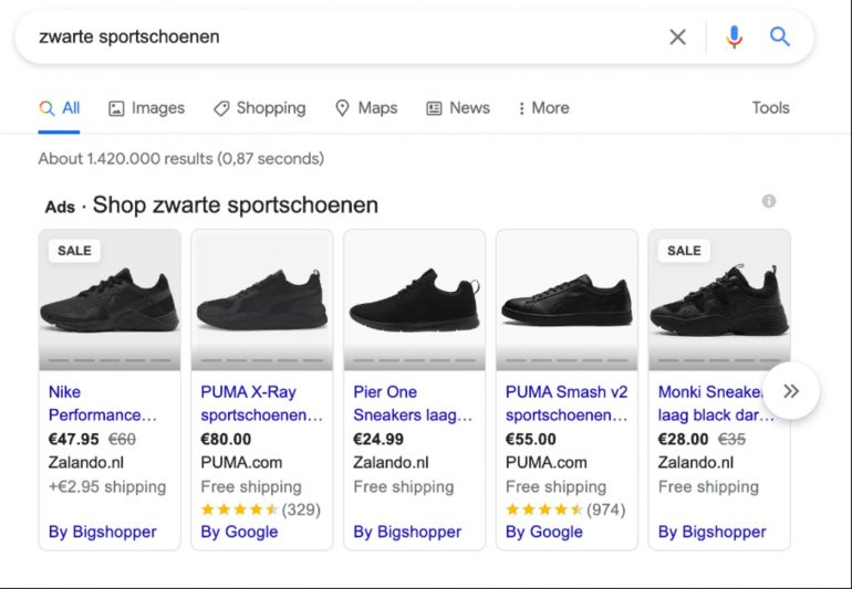 Google Shopping zoekresultaat bij zwarte sportschoenen.