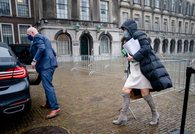 Ollongren (D66) verlaat de Stadhouderskamer na een positieve uitslag van een coronatest. Foto: ANP / Bart Maat