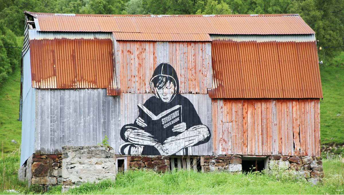 Een huisje met schildering van meisje die boek leest.