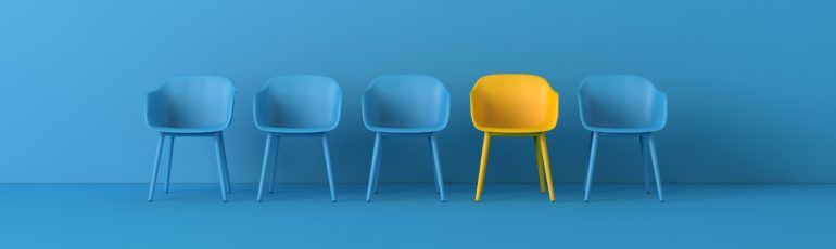 Lege stoelen ter illustratie van nieuwe medewerkers aantrekken