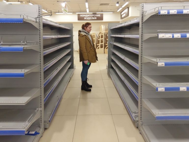 Vrouw in lege supermarkt in Rusland.