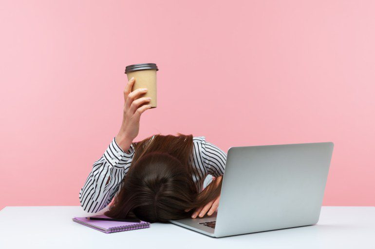Vrouw valt in slaap bij lezen saaie e-mail.