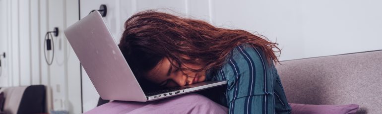jonge vrouw slapend op haar laptop in bed ingedutte e-mailmarketing