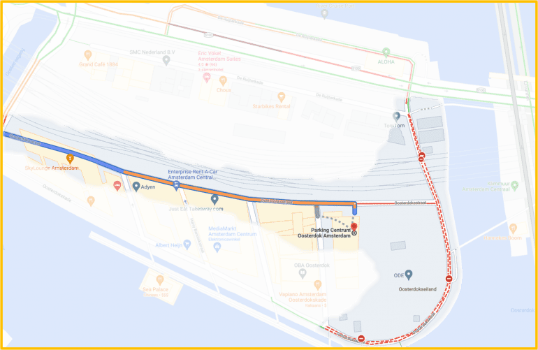 Een omleiding in Amsterdam op de digitale kaart; er is doorgegeven dat een weg is afgesloten