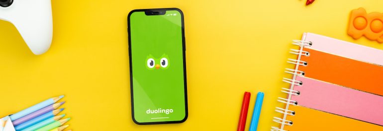 Header met mobiel Duolingo taal app