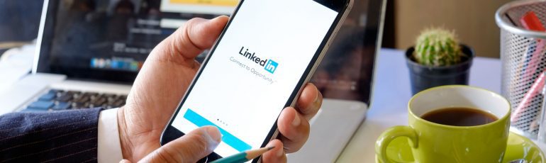LinkedIn op smartphone bij social media updates