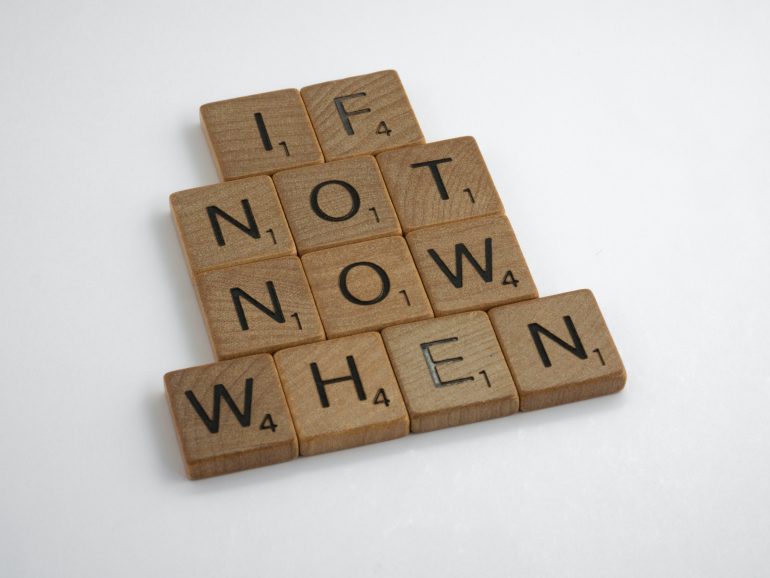 Foto met tekst 'if not now when'.