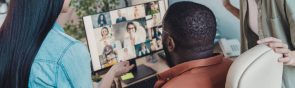 Mensen op kantoor videobellen met mensen die thuiswerken ter illustratie van hybride werken