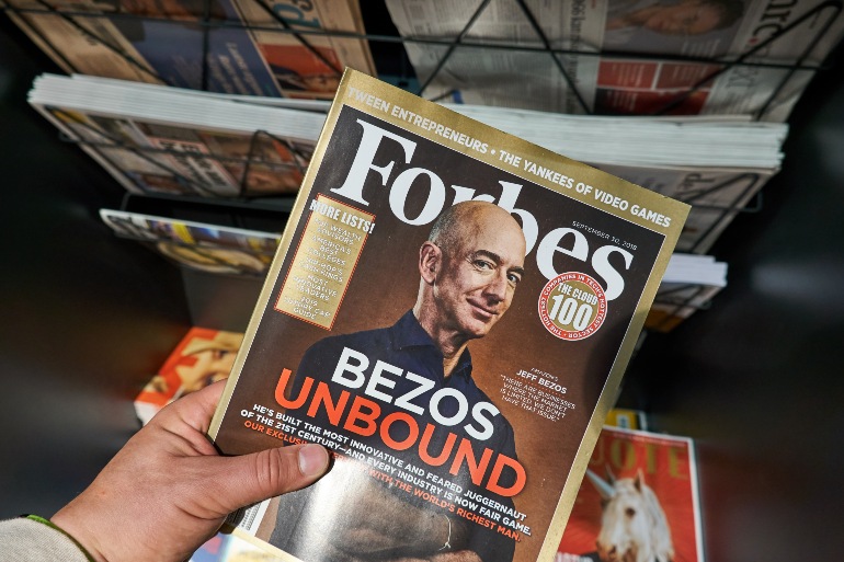 Jeff Bezos op voorpagina Forbes magazine.