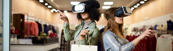 Winkelende vrouwen met VR-bril ter illustratie van social commerce en de metaverse