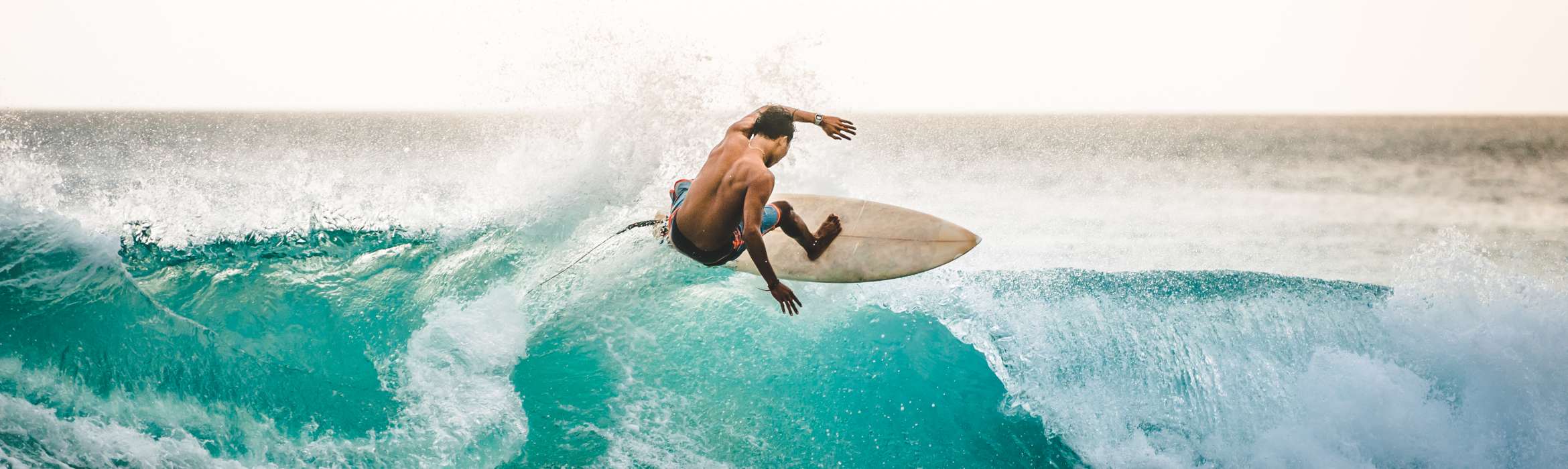 Surfer op de golven.