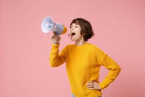 Vrouw met megafoon ter illustratie van je eigen stemgeluid vinden