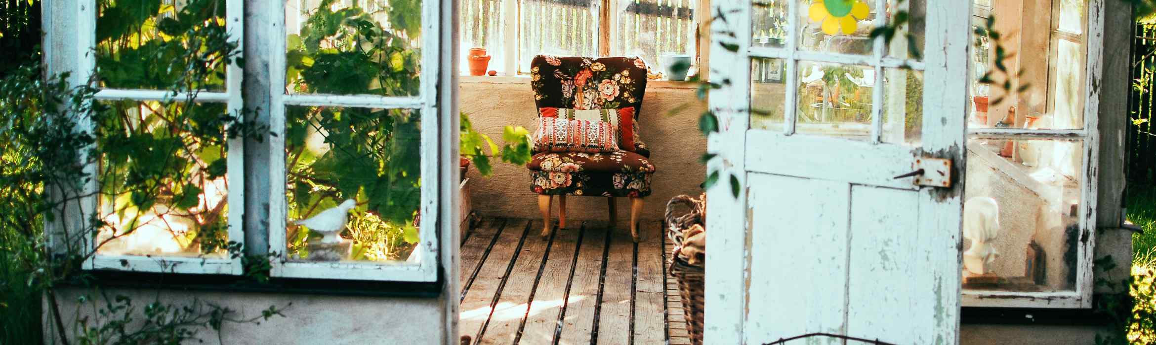 Slimmer werken summerread - Tuinhuisje met groene planten en vintage stoel