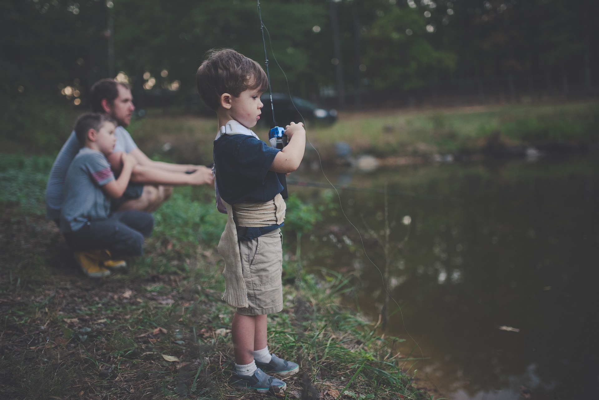 Een jongetje die aan het vissen is.
