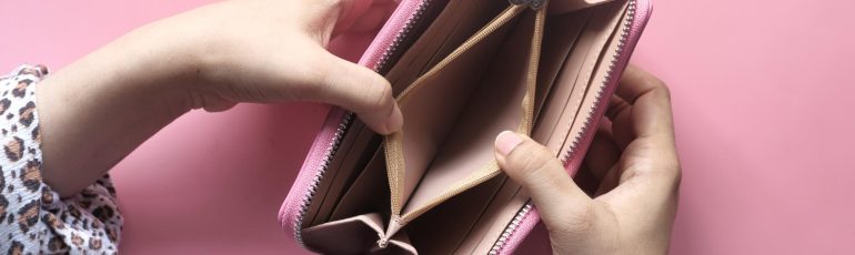 Lege roze portemonnee ter illustratie van klein marketingbudget voor kostenefficiënte marketingprojecten