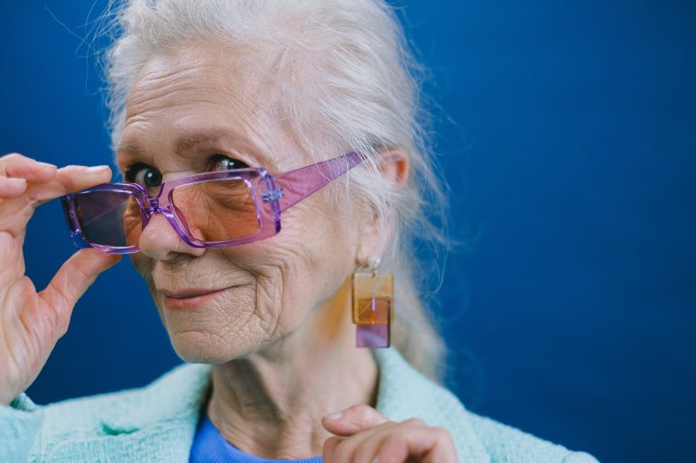 Oudere vrouw met een hippe bril op