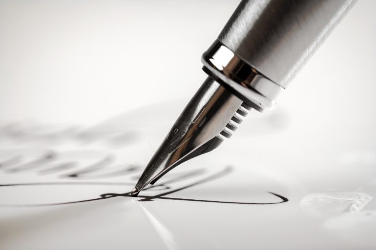Handtekening zetten bij notaris bron: Billion Photos / Shutterstock