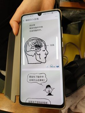 Chinese webtoon op smartphone over wat te doen bij een herseninfarct