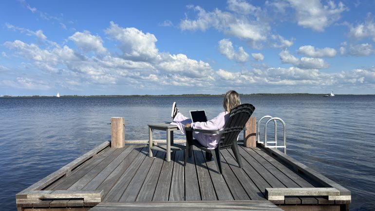 Auteur remote aan het werk