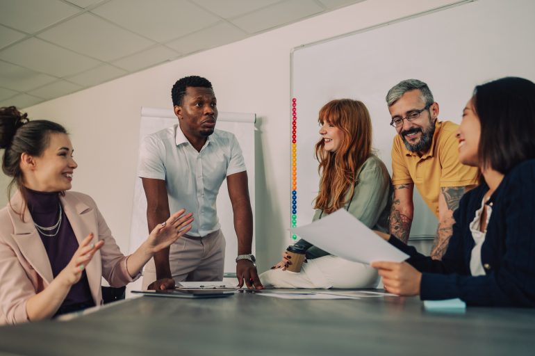 Diverse groep mensen met elkaar in gesprek